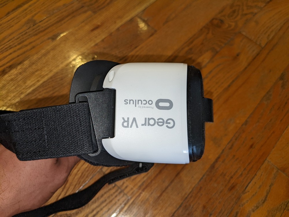UNTESTED SAMSUNG GEAR VR HEADSET OCULUS SM-R322 MISSING FRONT PLASTIC COVER
