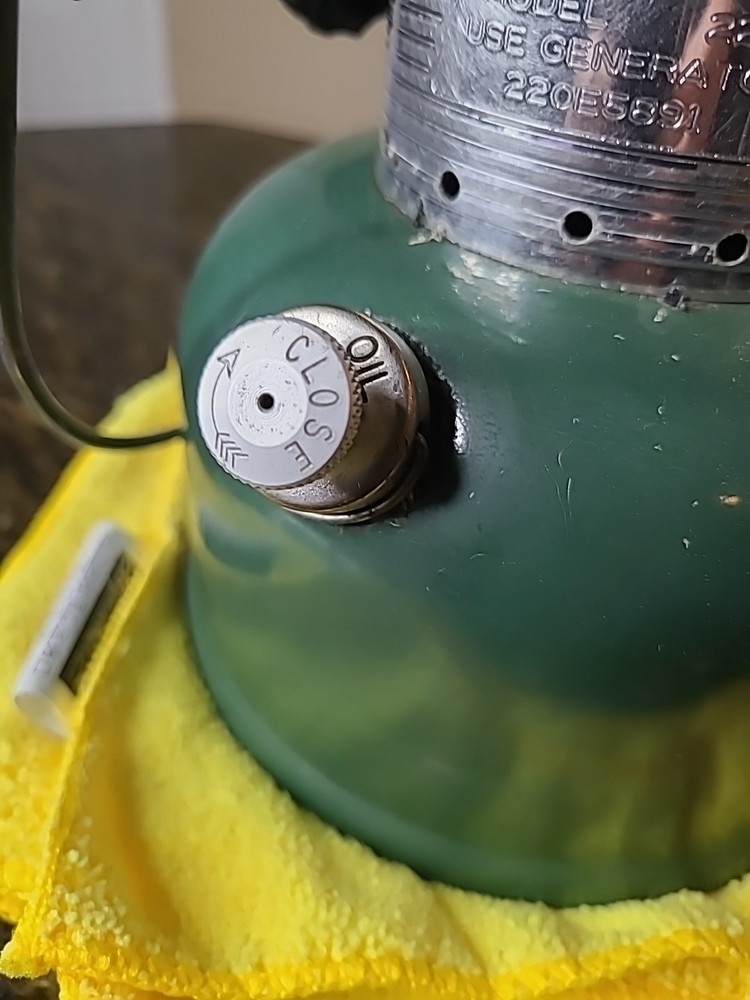 1972 Coleman Lantern Model 220F NEEDS A GLOBE Works!