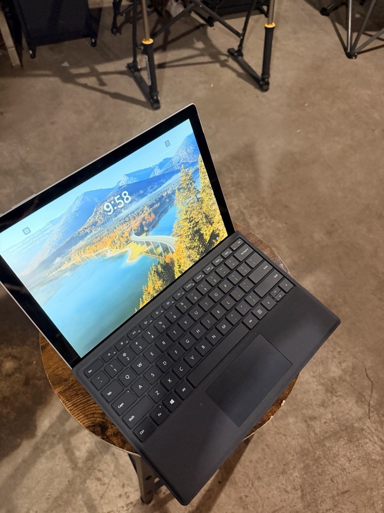 Microsoft Surface Pro 7 – Clean Condition with changer and pen