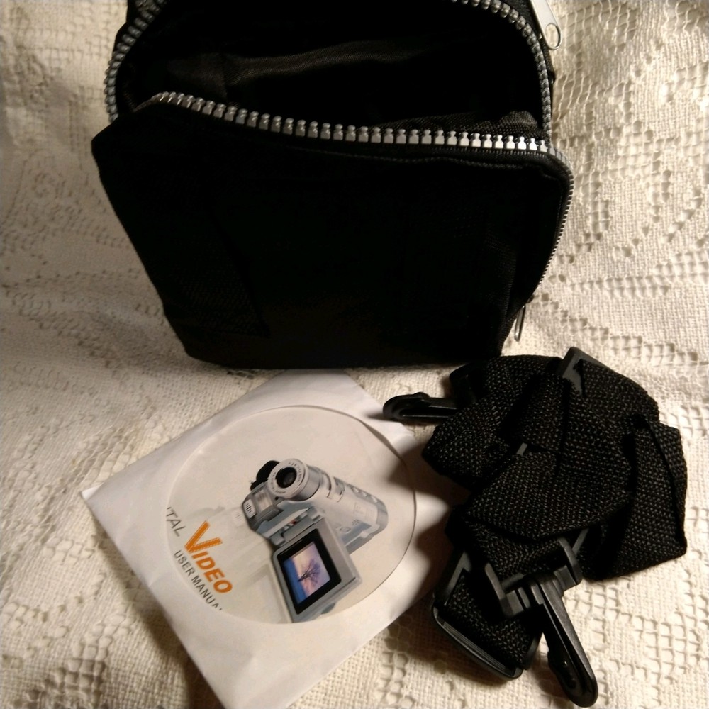 DIGITAL VIDEO 6.6 MEGA PIXEL CAMERA & CASE WIRES BOOKLET CD UNTESTED CLEAN