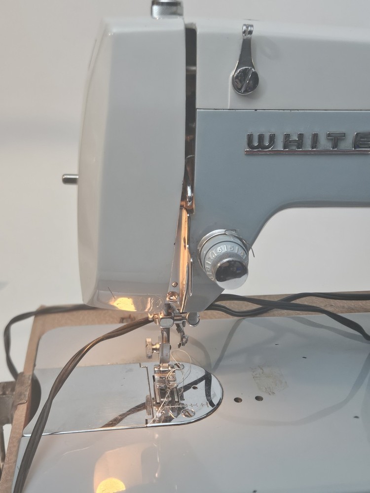 Vintage White Zig Zag model 2134 sewing machine Works!!! With Hardshell Case