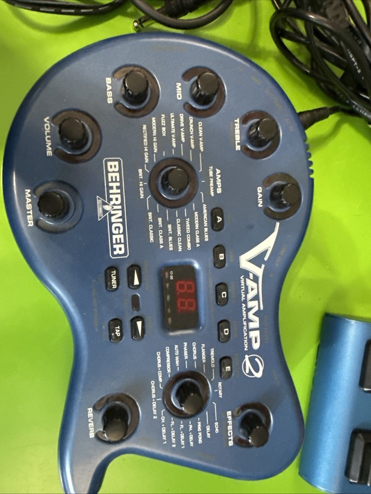 Behringer V-AMP 2 Virtual Guitar Amplifier Effects Processor w/ Footswitch & Bag