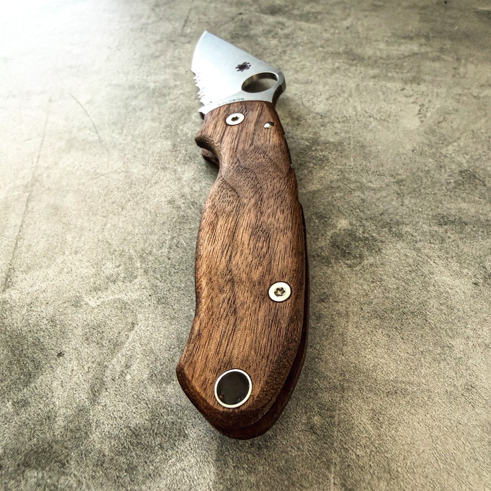 Smooth walnut scales for Spyderco Paramilitary 3