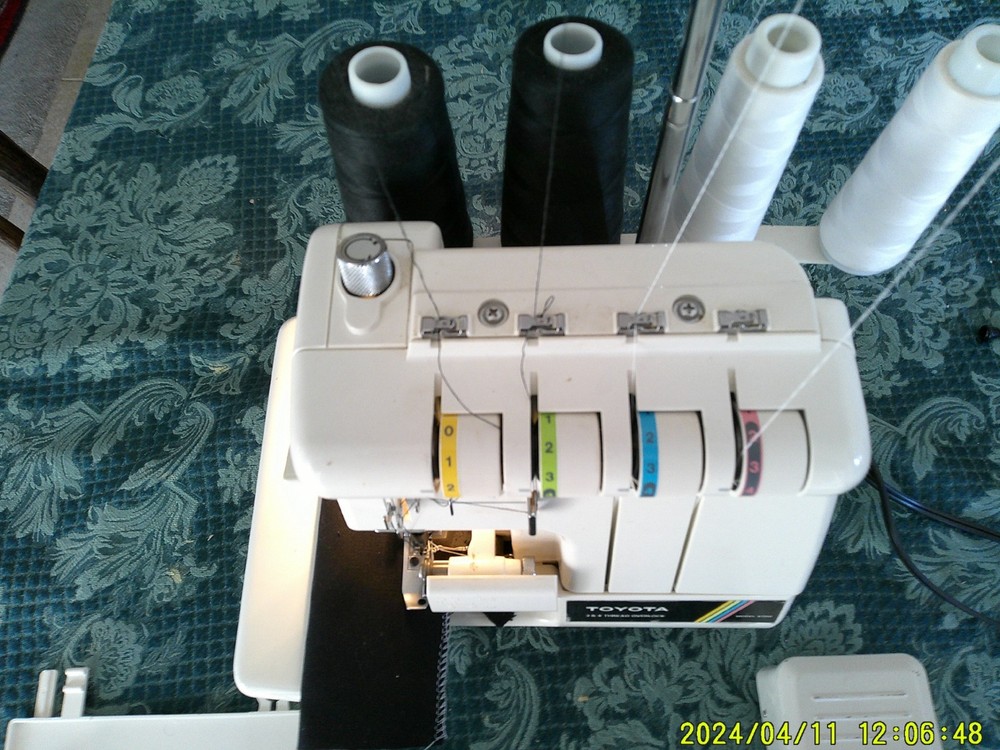 TOYOTA 6700 SEGER SEWING MACHINE (WORKING)