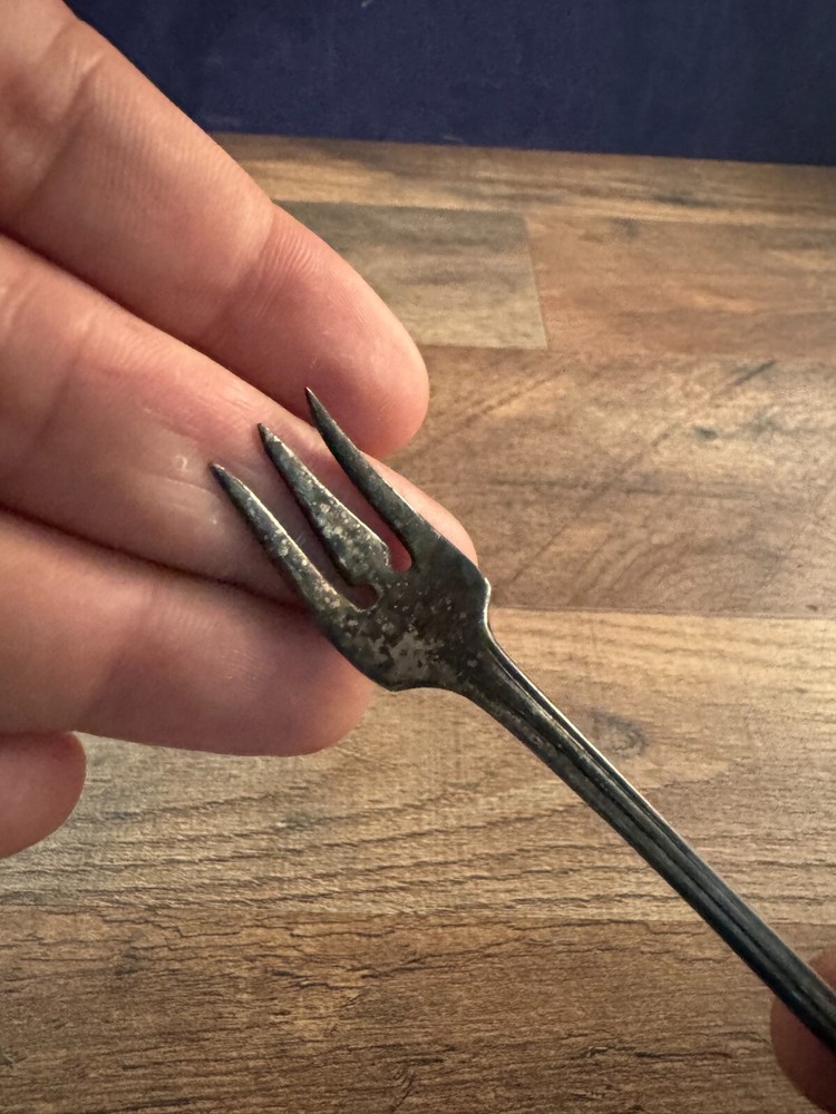 Oneida Hotel Plate Silverplated Olive Serving Fork Vernon/Ashley Pattern