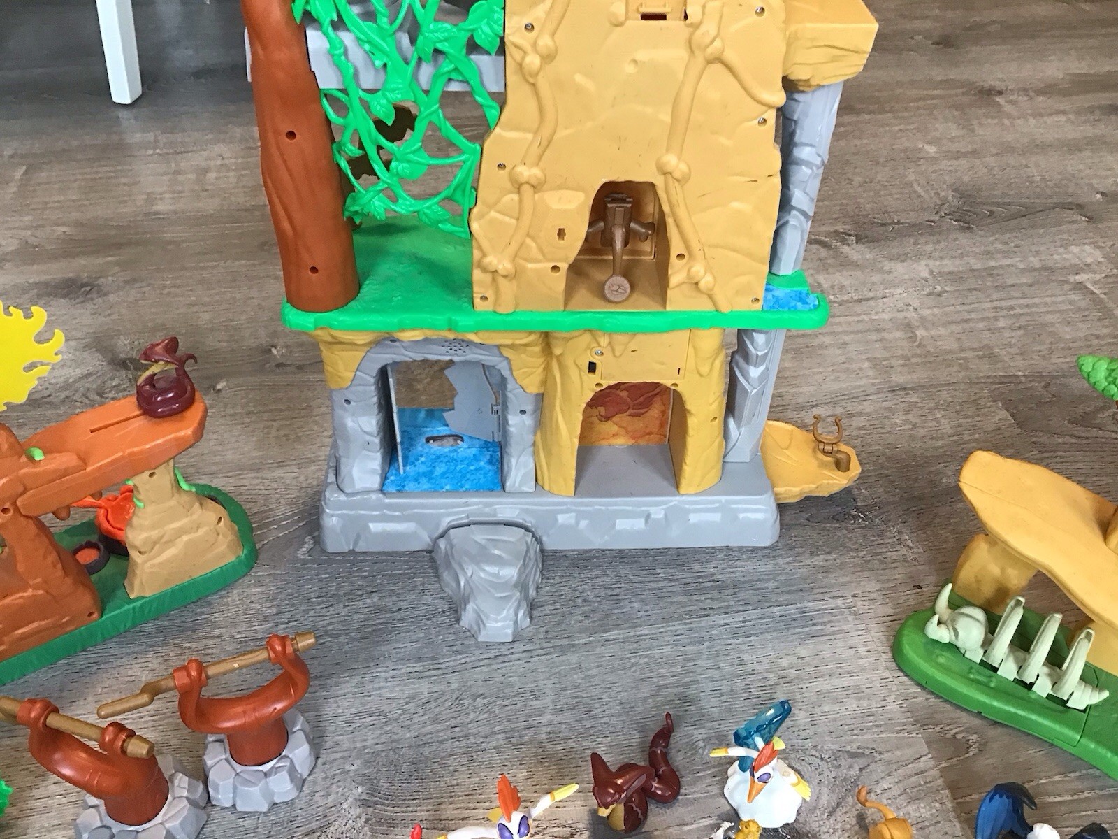 Disney Lion King Lion Guard Training Lair / Defend The Land / Rise Of Scar LOT