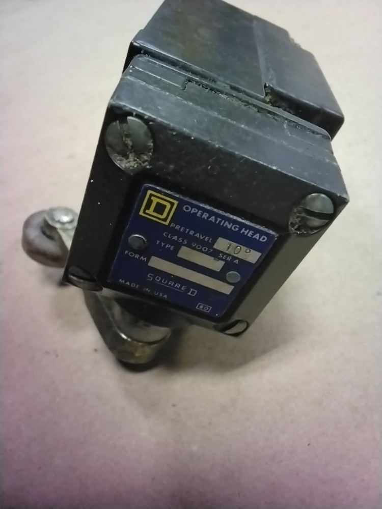 Square D AEQ2724 Limit Switch Class 9007 Ser A