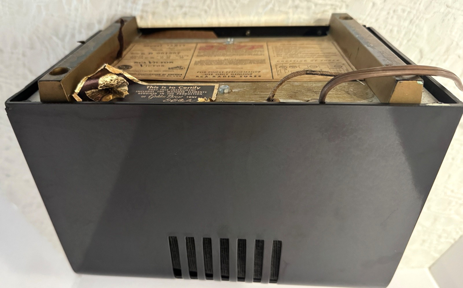 Vintage RCA Victor Table Radio Model 75X11 30 Watts Golden Throat Tone - WORKING