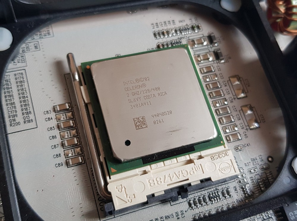 SOLTEK SL-85MR3-C Socket 478 + CPU + RAM + Geforce Retrogaming collectible set
