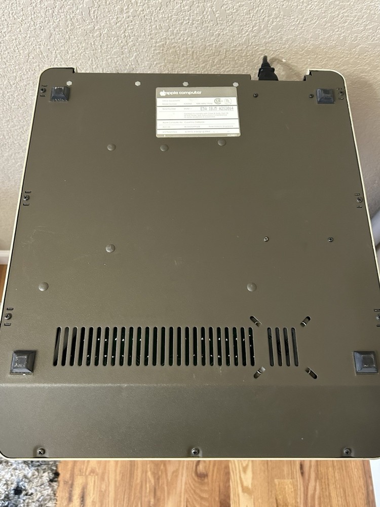 Vintage! 1984 APPLE IIe (A2S2064)COMPUTER **Powers On** Working!! Missing Keys