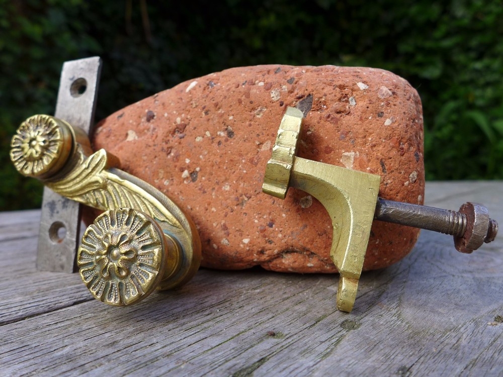 ANTIQUE BRASS WINDOW LOCK WITH DECORATIVE HANDLE
