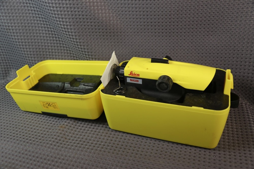 Leica NA320 360 degree Auto Level with hard case