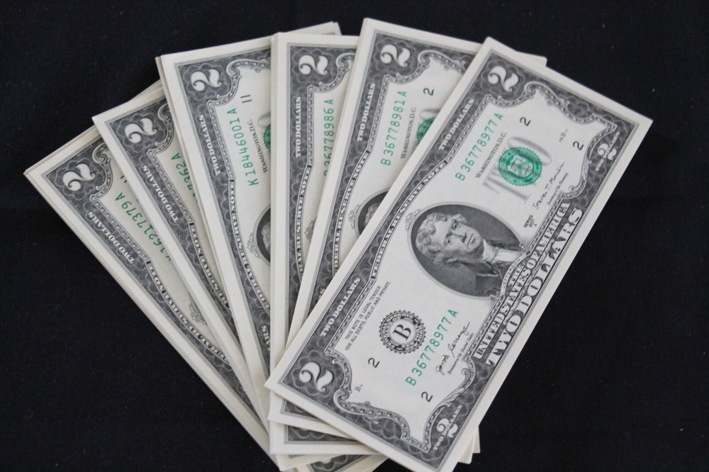 UNCIRCULATED TWO DOLLAR BILL SEQUENTIAL ORDER CRISP $2 NOTES PROTECTIVE SLEEVE