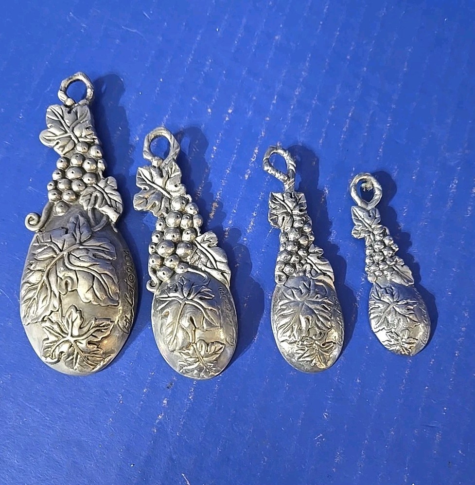 4 ARTHUR COURT 2004 GRAPE MEASURING SPOONS Very Nice