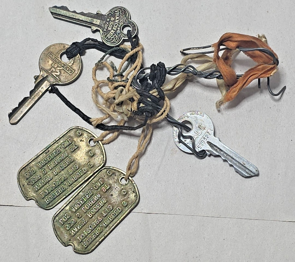 Set of 2 1942 WWII Next of Kin Notched Dog Tags T42 Los Angeles & Vintage Keys