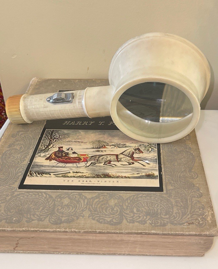 Vintage Battery Powered Illuminated handheld Magnifying Glass