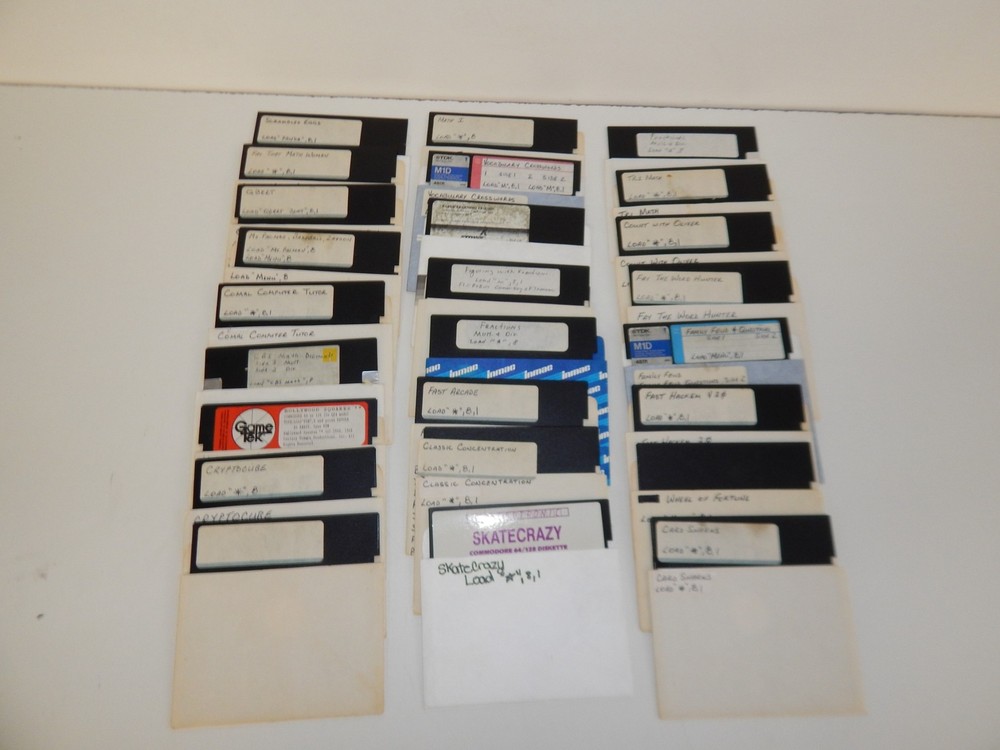 ^^ COMMODORE 128 VINTAGE PERSONAL COMPUTER IN BOX (WMN24)