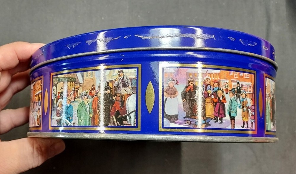CHRISTMAS CAROLERS CHRISTMAS TIN PREVIOUSLY OWNED