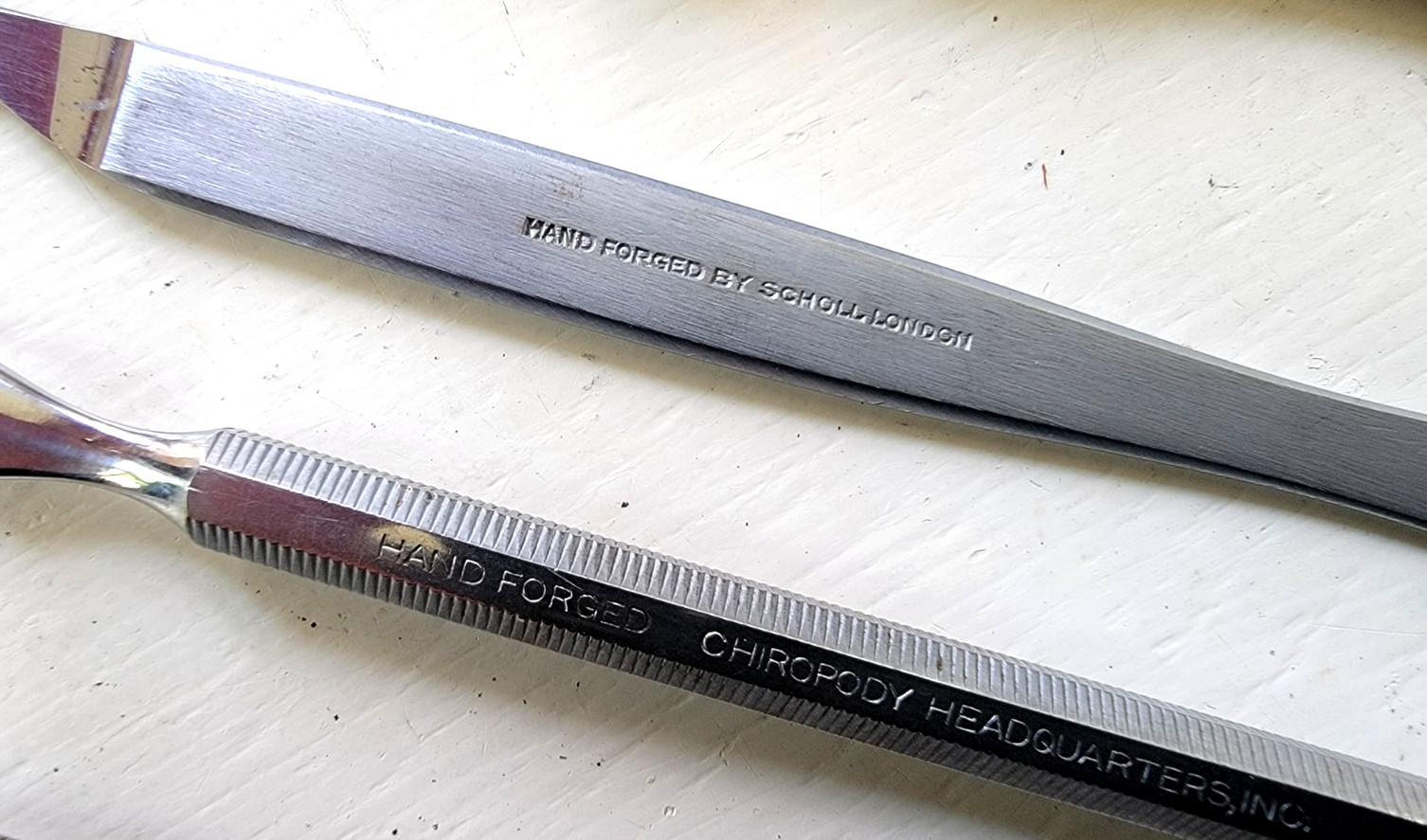 ANTIQUE 43 PC. SCALPEL & MEDICAL INSTRUMENTS KIT WITH VELVET-LINED ROLL-UP CASE