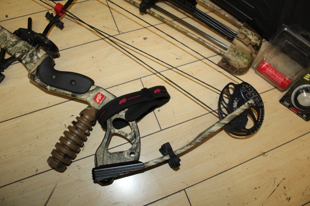 PSE Archery Stinger Compound Bow w/ case and arrows
