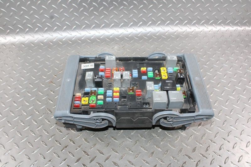 2010-2013 CHEVY AVALANCHE 1500 Engine Fuse Box OEM