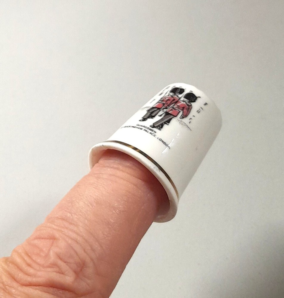 Decorative Thimble - Guardsmen at Buckingham Palace ~~