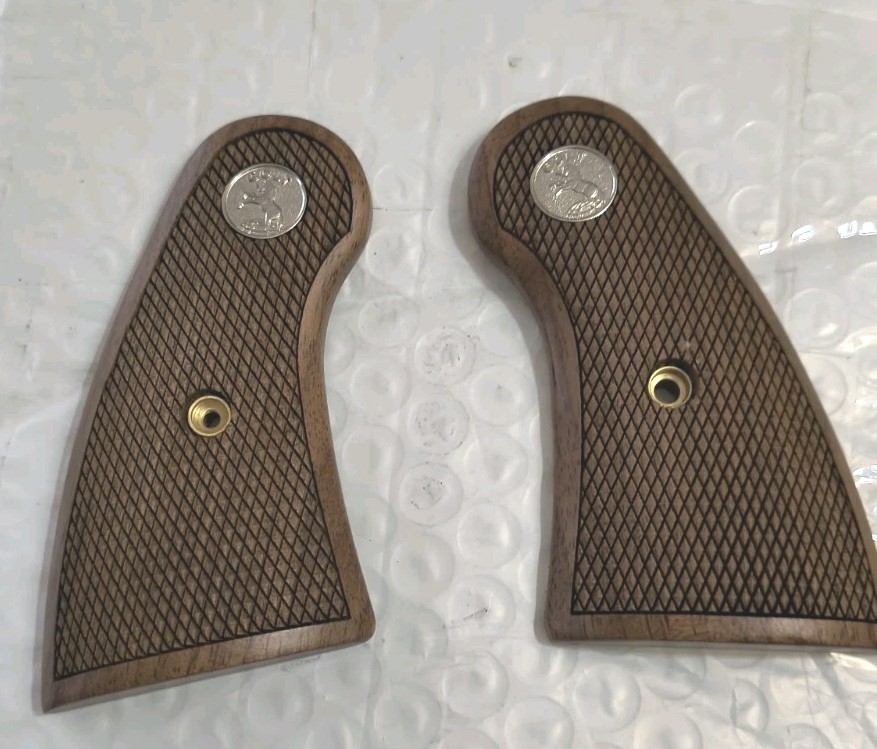 COLT Python E/I Classic Panel Grips American Walnut Silver Medallions