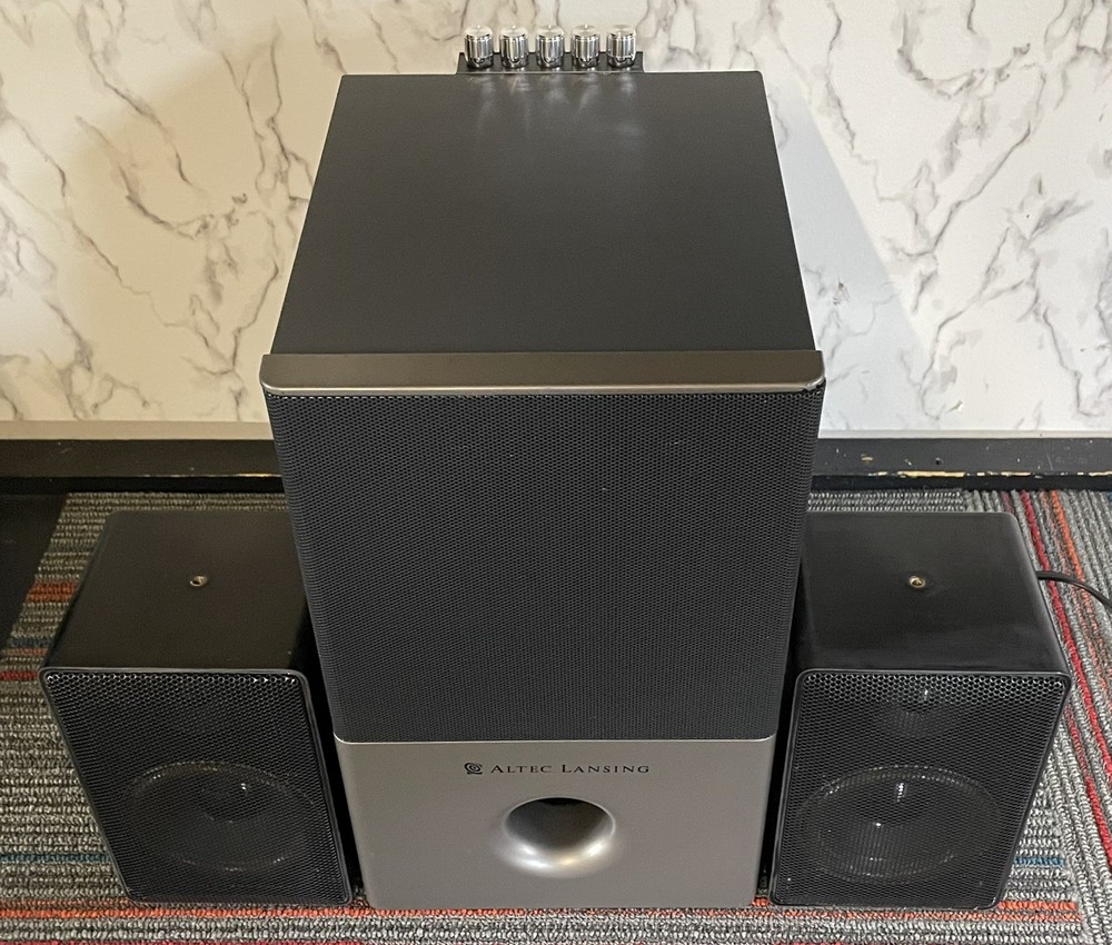 Custom Bluetooth 2.1 Powered Speaker System- Fantastic Sound!