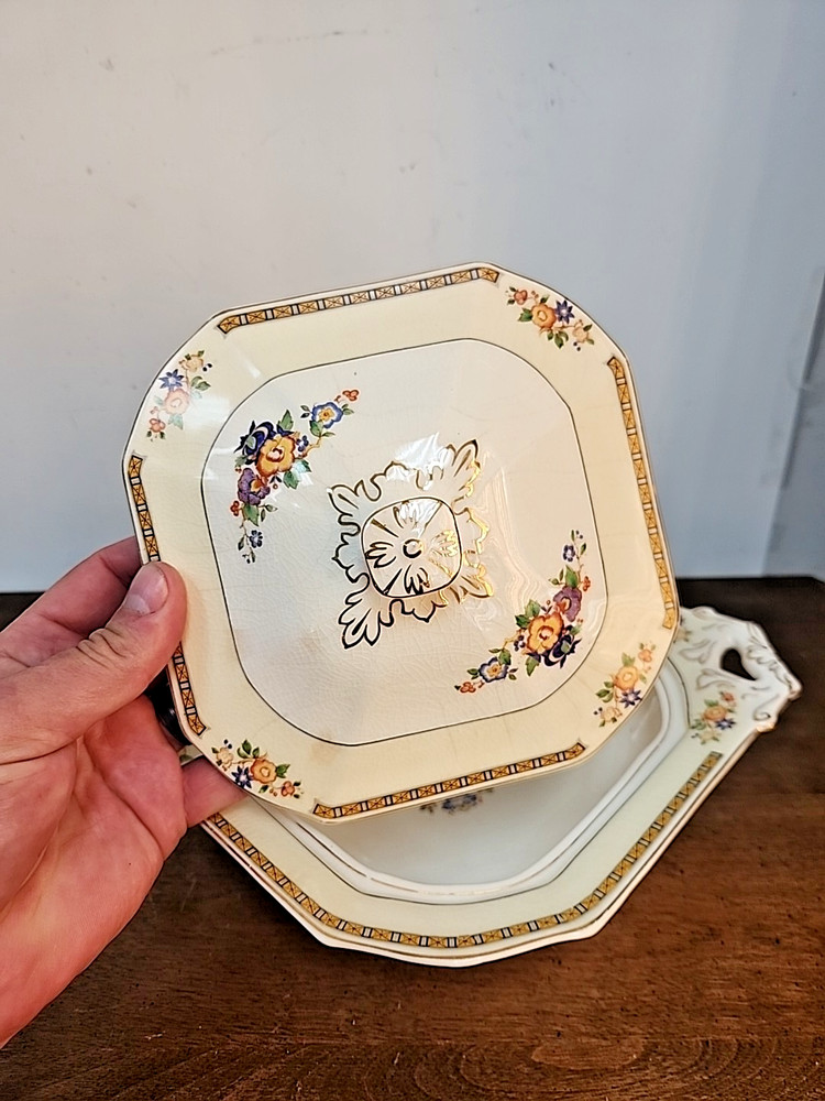 GRINDLEY & CO SHERATON IVORY COVERED CASSEROLE