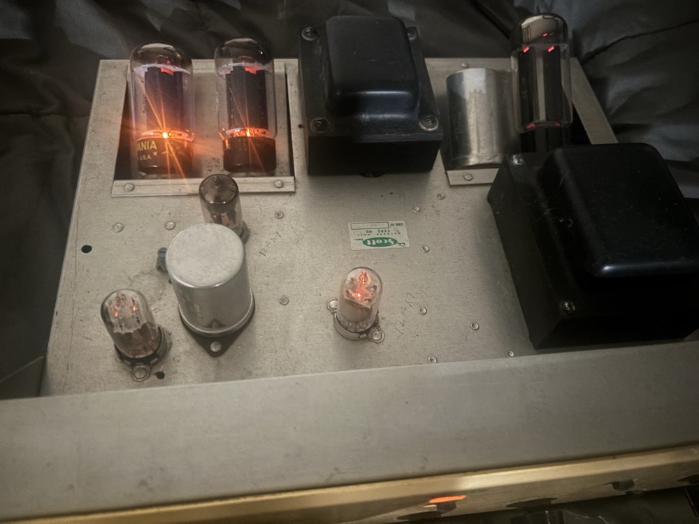 Old Amplifier With Complete Tube Set