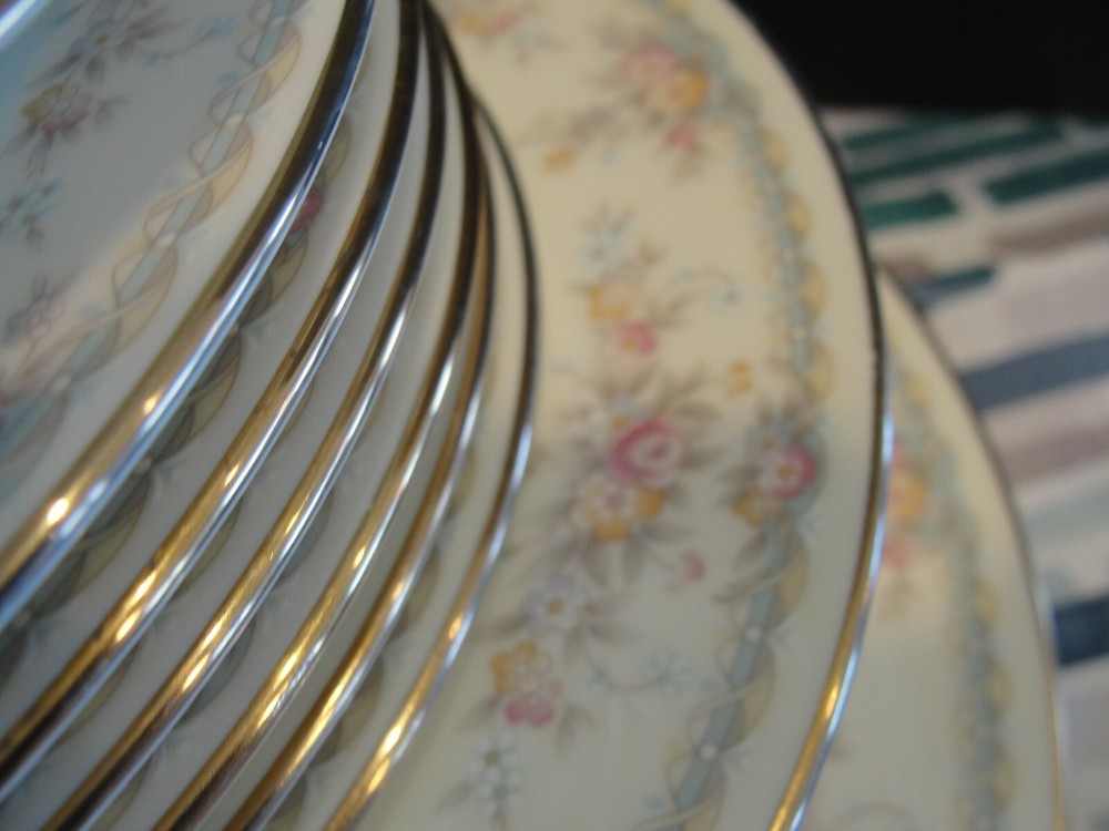 NORITAKE LINDA 6 - 5 SETTING 30 PIECES
