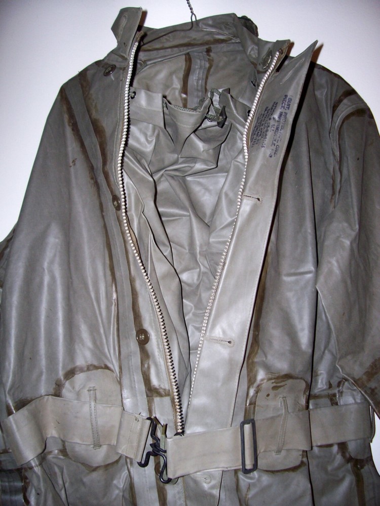 ROCKET FUEL HANDLER / TOXICOLOGICAL AGENT RUBBERIZED PROCTIVE COVERAL MEDIUM