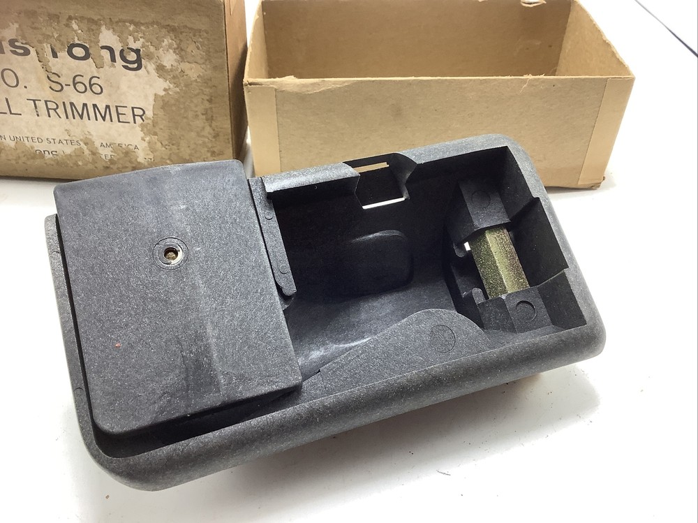 Vintage ARMSTRONG S66 WALL TRIMMER in box missing blade