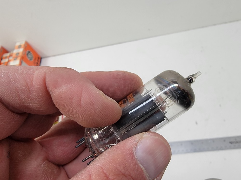 VINTAGE VACUUM ELECTRON TUBE RCA 8CL8