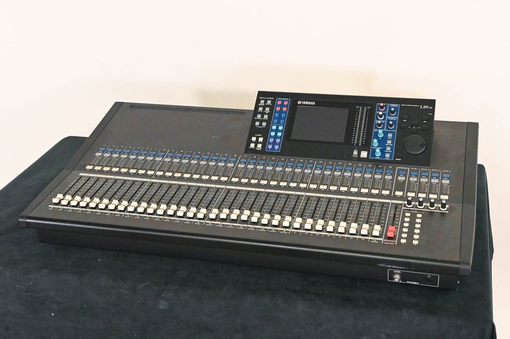 Yamaha LS9-32 32-Input Digital Mixing Console CG01WVS
