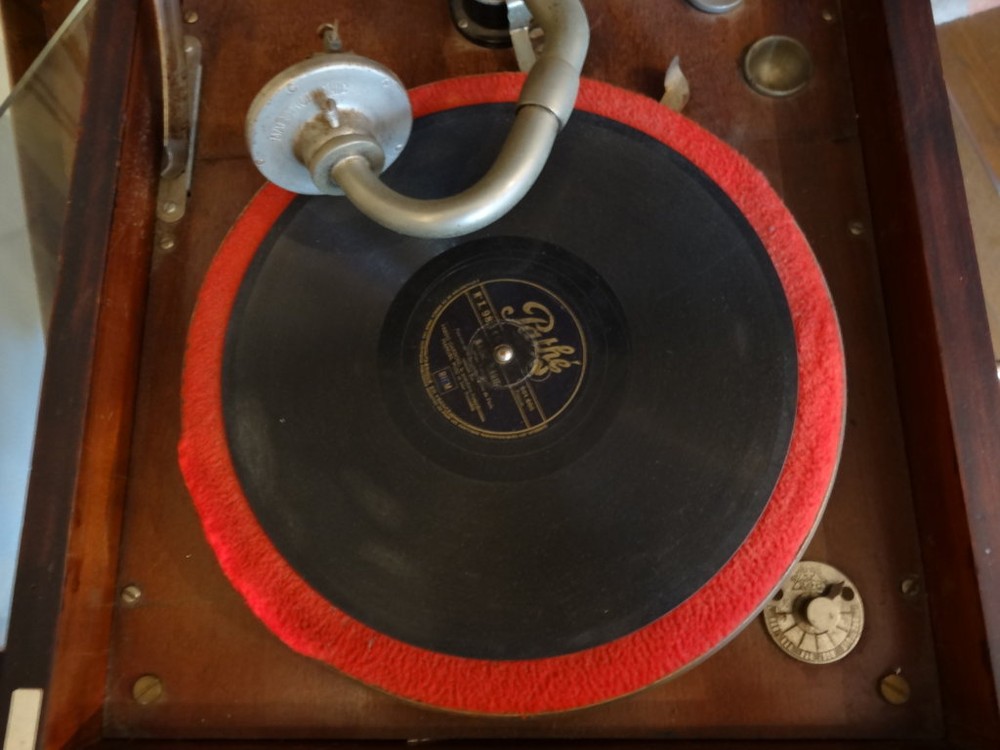 Odeon - Vintage Crank Gramophone