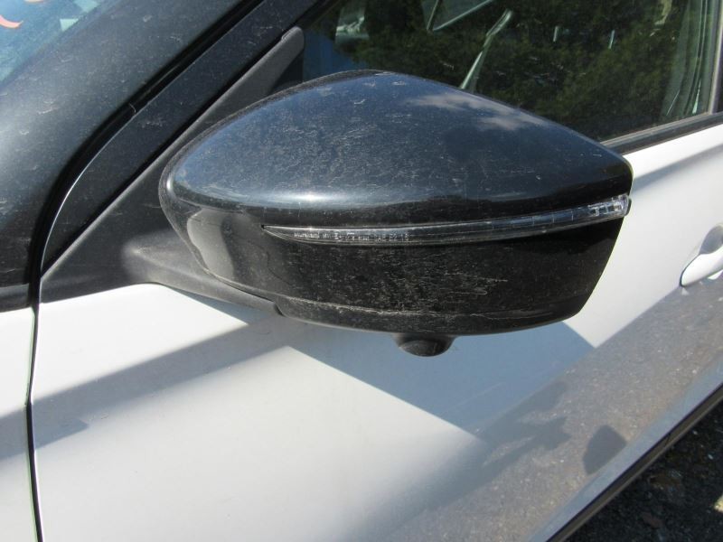 KICKS 2018 Glove Box 958450