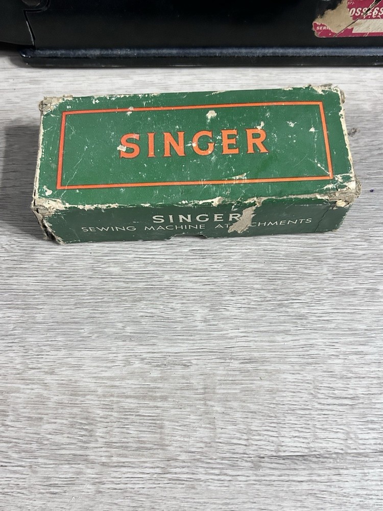 1957 SINGER FEATHERWEIGHT Sewing Machine #221 with Case