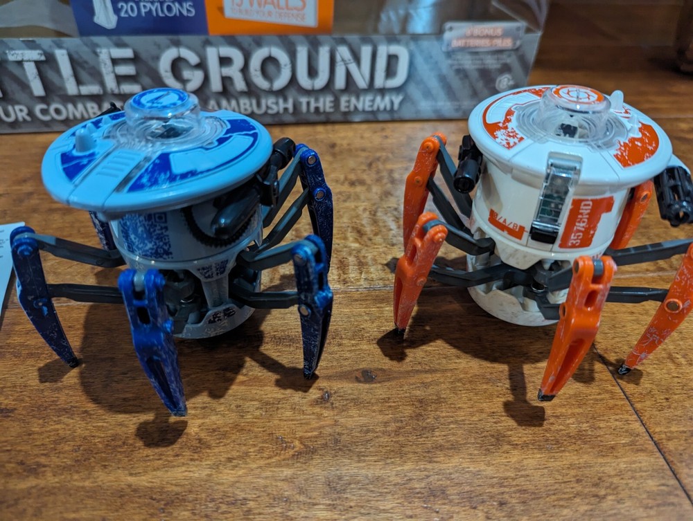 Hexbug Battle Ground Fight With 2 Battle Light Spiders Laser Tag Bots
