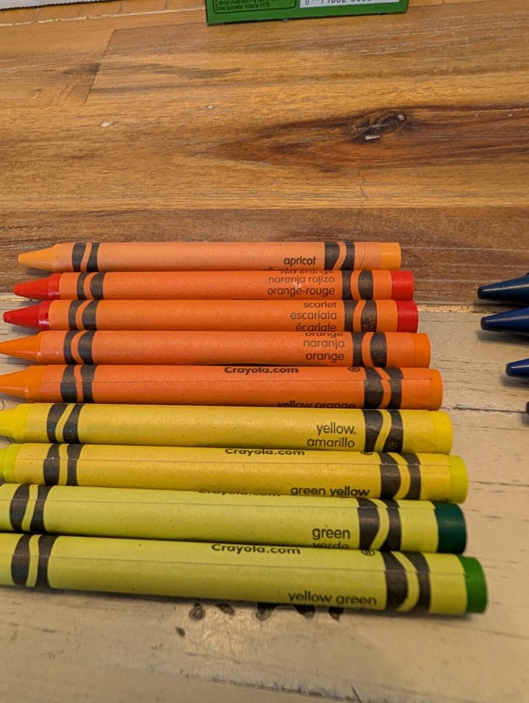 2023 Crayola 24 Count Box Crayons - MINT