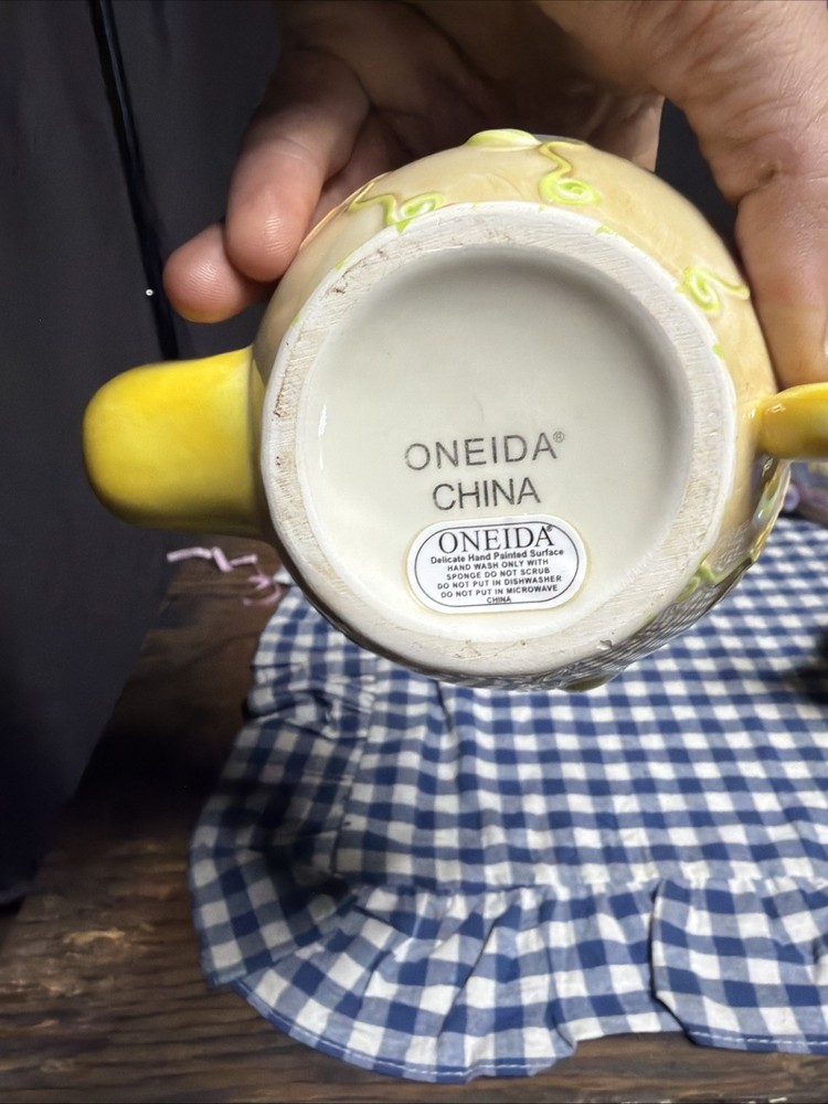 Oneida Tea Pourer Set
