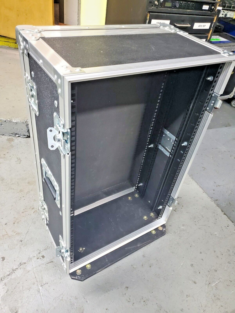 18 space rolling 19" rack