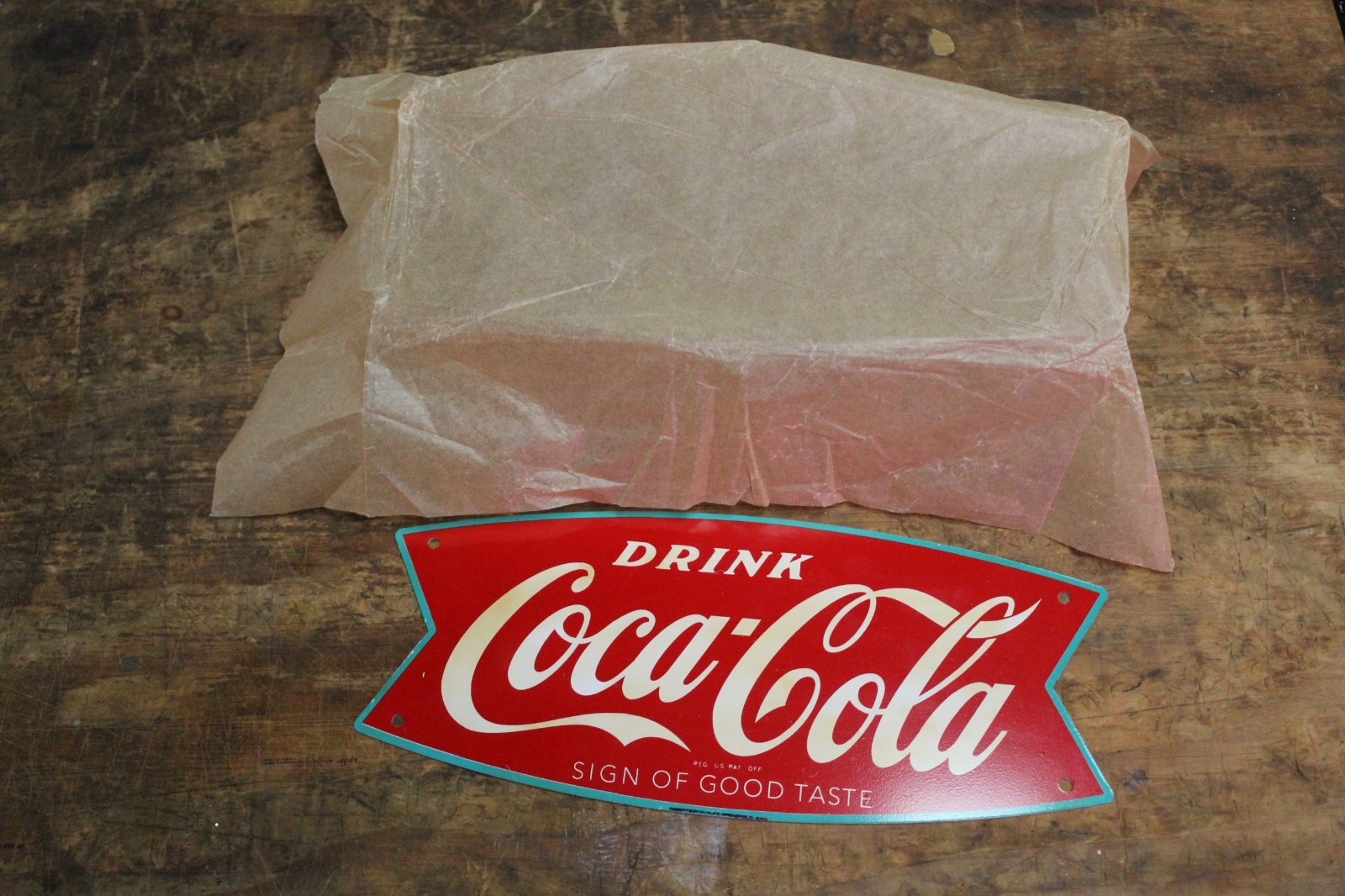 RARE 1950s DRINK COCA COLA TEAL BORDER FISHTAIL PAINTED METAL DEALER SIGN SODA