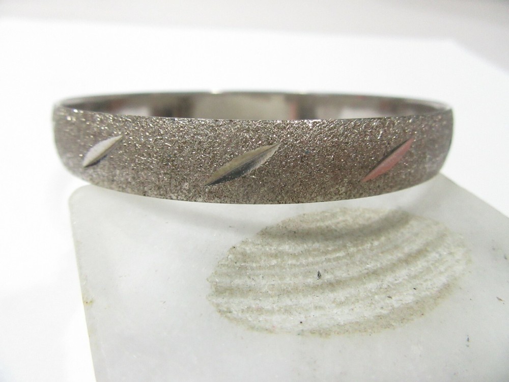 GLITTERY AND SHINY TEXTURED BANGLE BRACELET