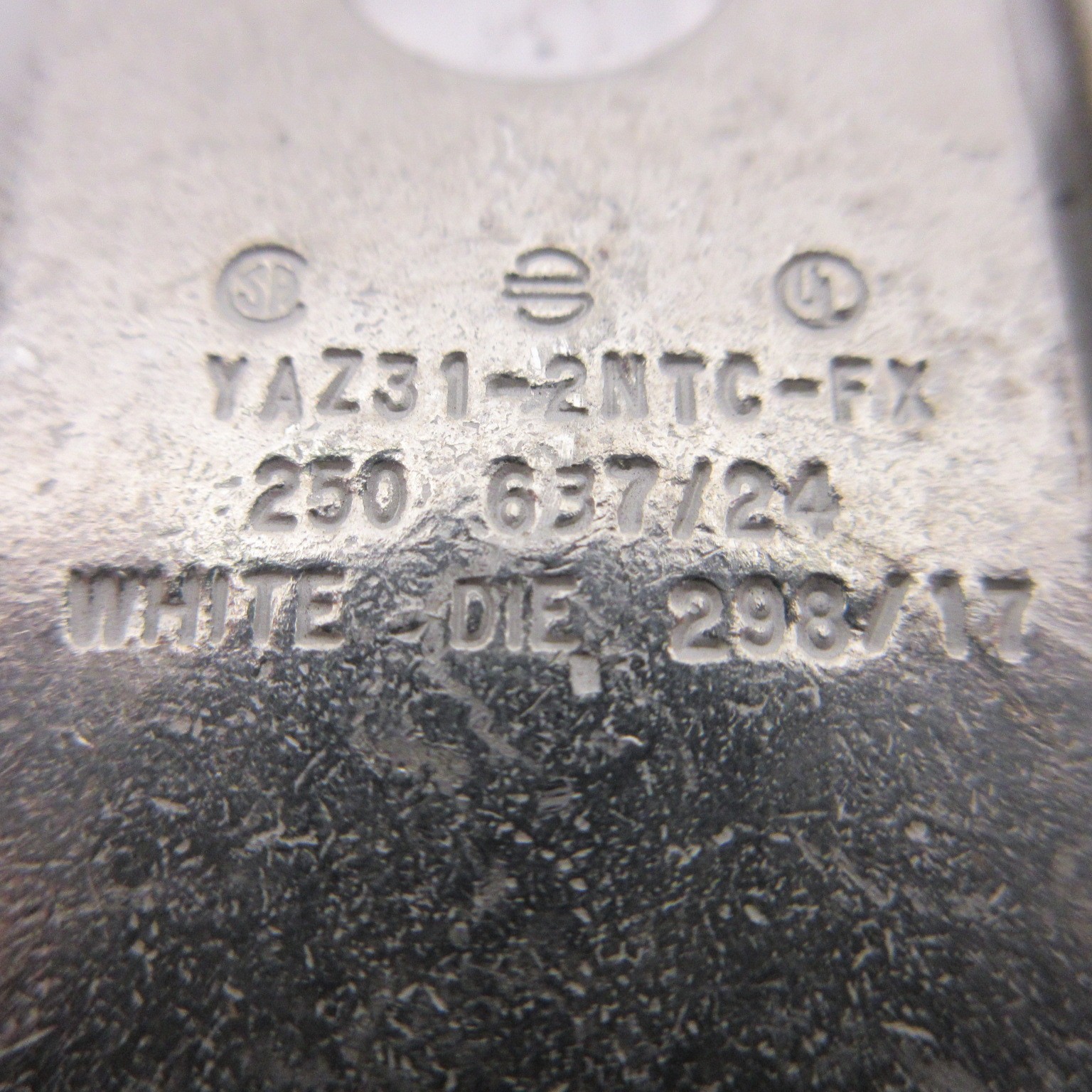 NEW Burndy YAZ31-2NTC-FX 2 Hole Crimp Lugs 250 637/24 White Die NNB (LOT OF 6)