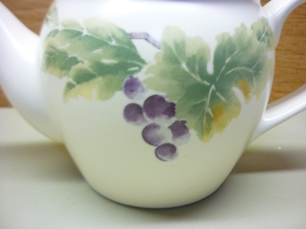 Pfaltzgraff Jamberry Teapot With Lid