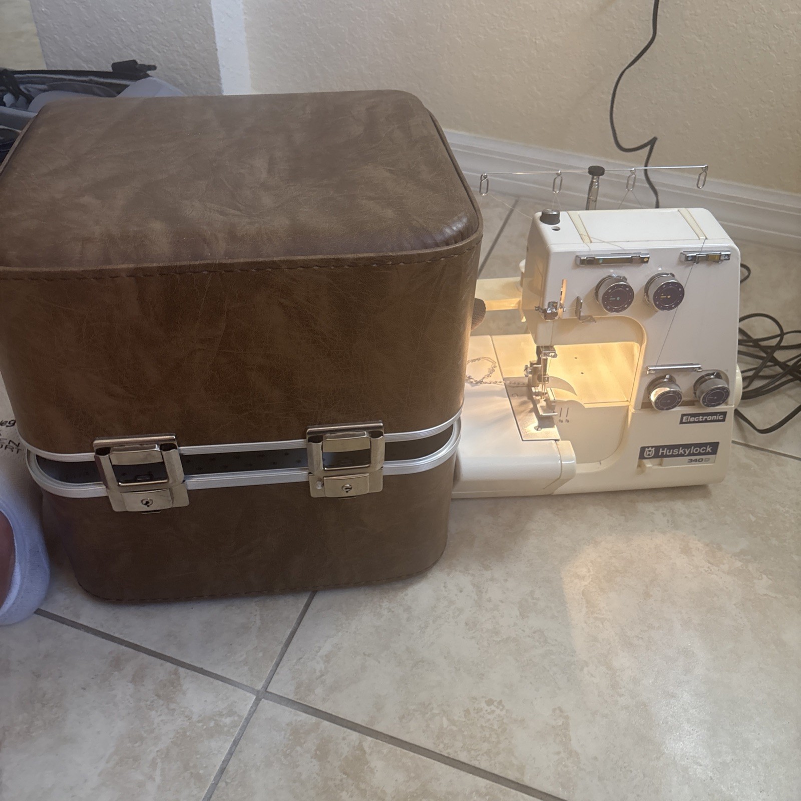 Husqvarna Huskylock 340-D Serger w/Foot Pedal & Hard Case Lock Key Sewing Instru