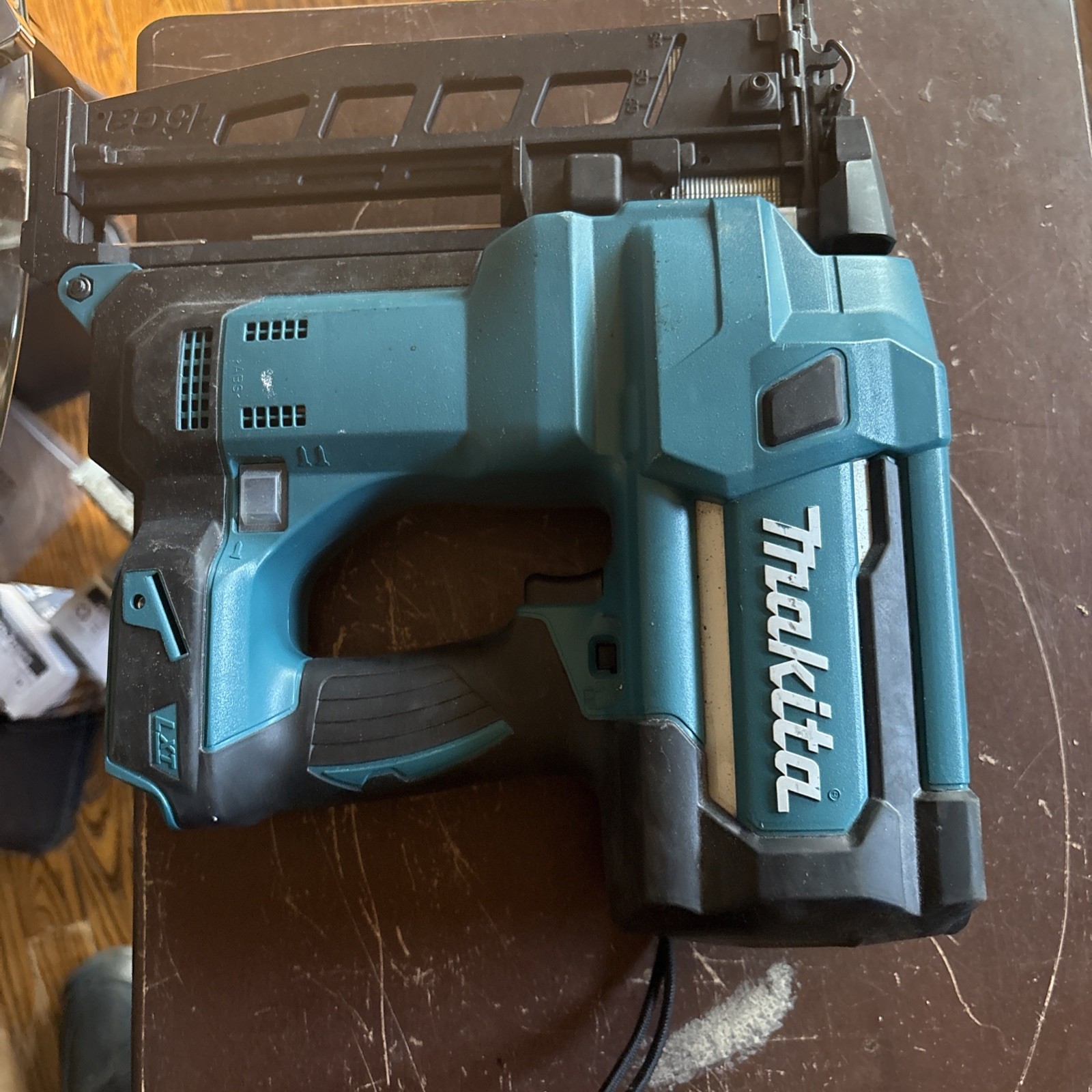 Makita XNB02Z 18V LXT 16-Gauge Cordless 2-1/2 in. Straight Finish Nailer