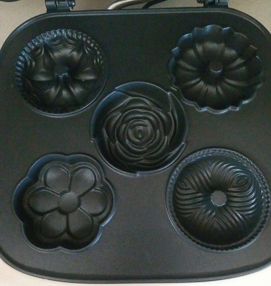 Non stick BELLA Fluted Bundt Style Cake Maker
