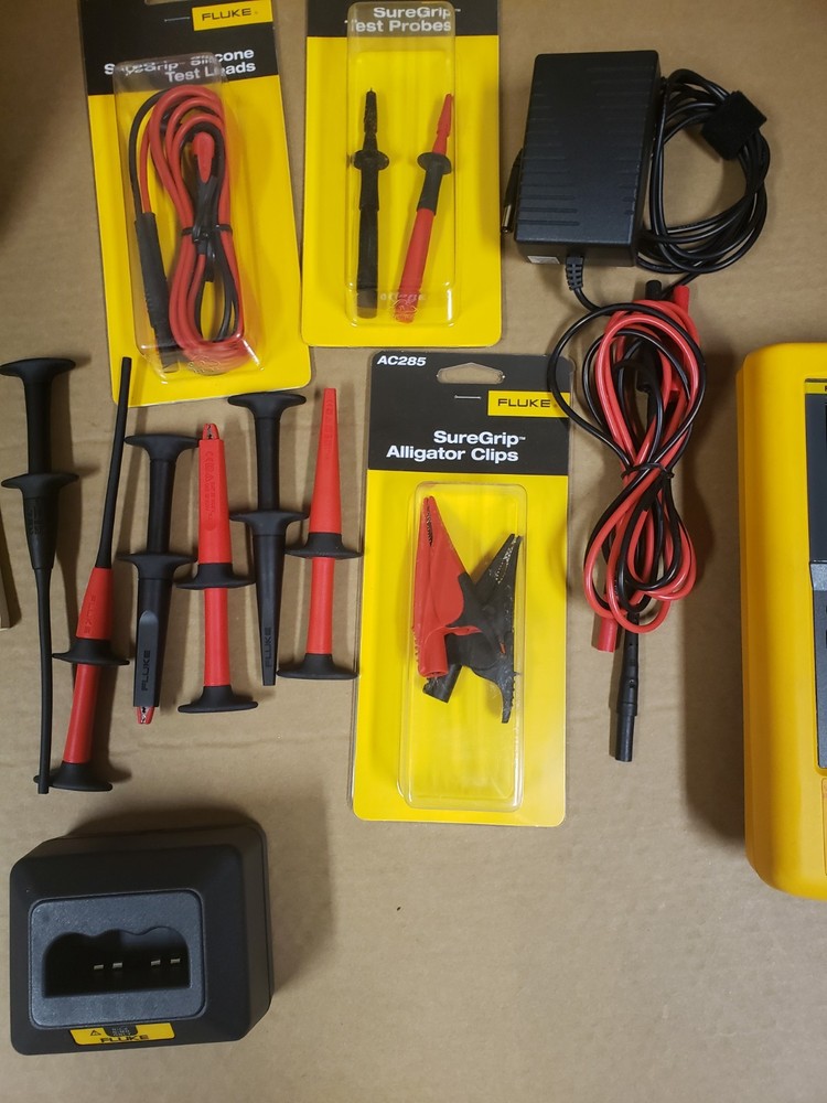 Fluke 744 Documenting Process Calibrator With Accessories. Read Desc.